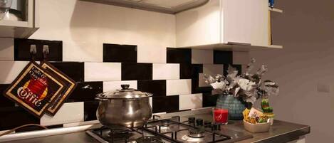 Jääkaappi, uuni, liesi, keittoastiat/astiat/ruokailuvälineet