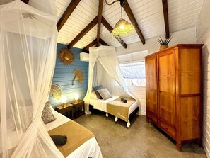 2 chambres, fer et planche à repasser, lit de bébé portatif