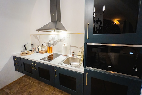 Departamento superior | Cocina privada | Frigobar, tetera eléctrica y utensilios de cocina