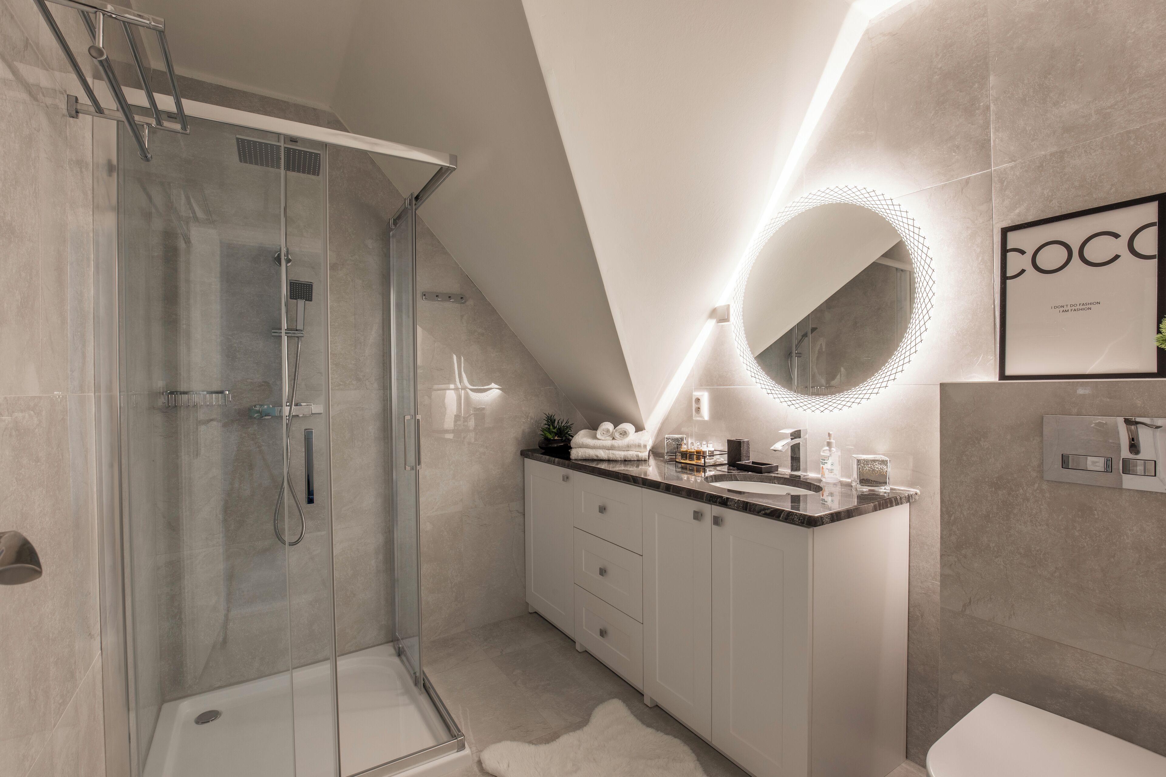 Apartemen Superior | Kamar mandi | Shower, perlengkapan mandi gratis, pengering rambut, dan handuk
