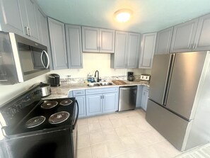 Een koelkast, een magnetron, een oven, een kookplaat