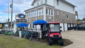 Un edificio con un letrero que dice 'Surf Lessons & Kayak Tours'.