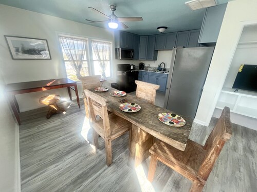 BOARDING STATION - 1 Bedroom Apt, Sound View, W.D, WiFi & Recreation Package.