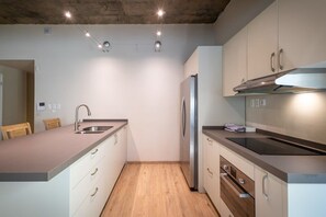 Frigorífic, forn, placa de cuina i rentaplats 