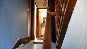 Eine Treppe mit einer Holzhandläufe führt zu einem Raum mit einer Tür.