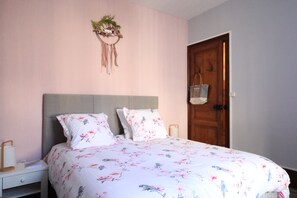 1 habitación, tabla de planchar con plancha, wifi y ropa de cama