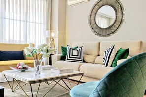 TV - Gatsby - 3BR Luxury high floor & Terrace close to L'illa (Barcelona)