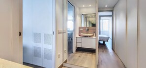 3 chambres, bureau, fer et planche à repasser, accès à Internet