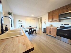 Fridge, microwave, oven, stovetop - Full 3-bedroom house with entertainment room. 5 minutes to FLW front gate. (Saint Robert)