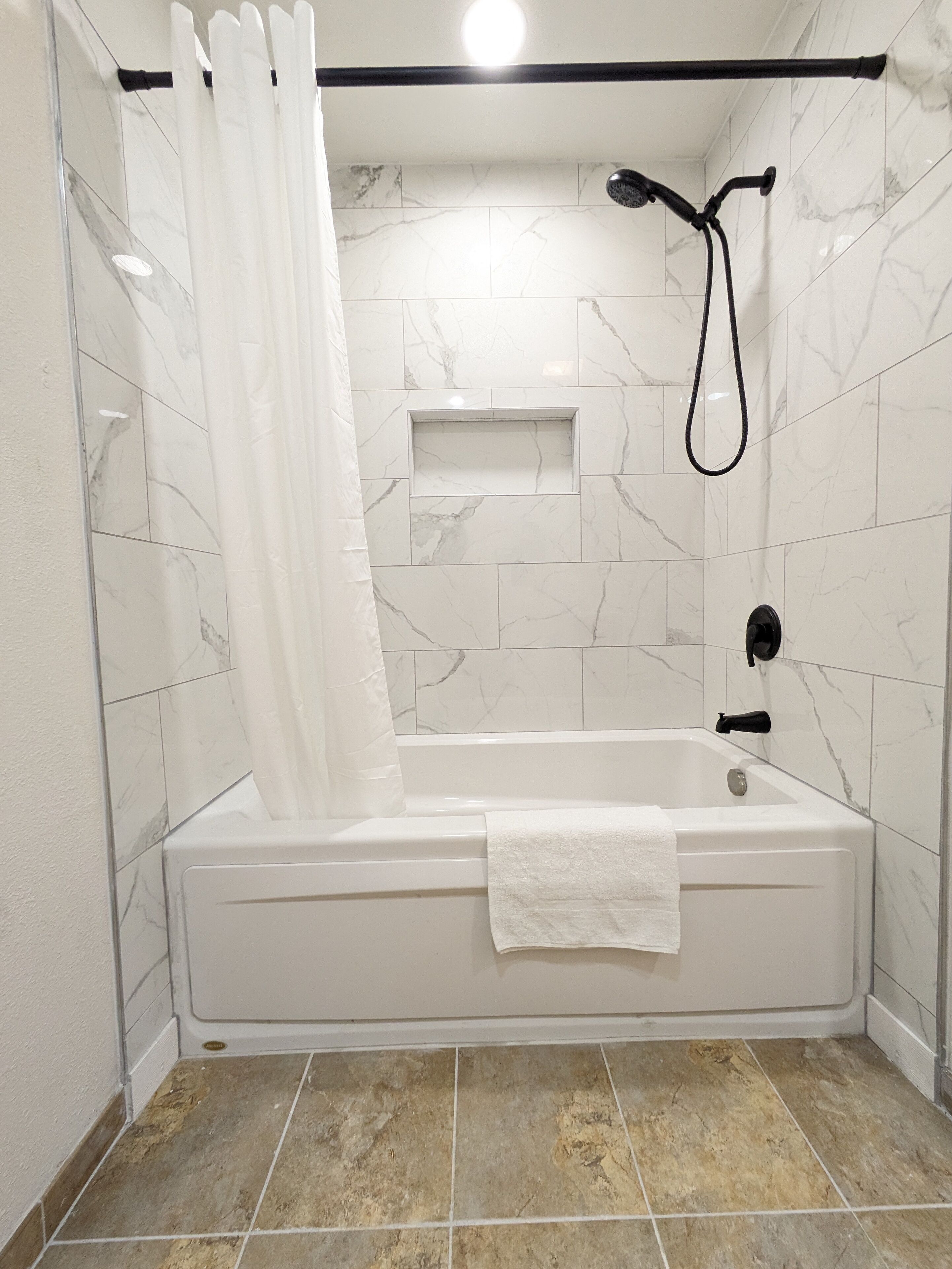 Douche, sèche-cheveux, serviettes fournies, savon