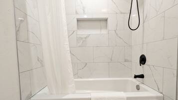 Douche, sèche-cheveux, serviettes fournies, savon