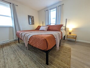 3 soverom, skrivebord, reiseseng for barn og wi-fi (inkludert)