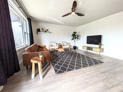 Full 3-bedroom house with entertainment room. 5 minutes to FLW front gate.