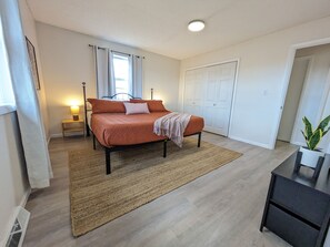 3 bedrooms, desk, travel crib, free WiFi - Full 3-bedroom house with entertainment room. 5 minutes to FLW front gate. (Saint Robert)