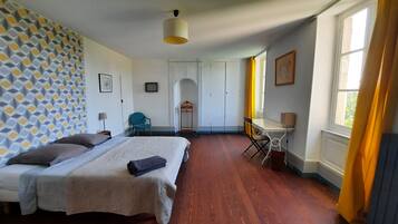 6 quartos, escrivaninha, ferros/tábuas de passar roupa, Wi-Fi