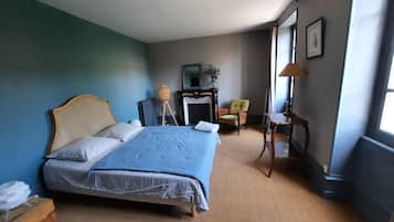 6 bedrooms, desk, iron/ironing board, WiFi