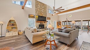 Smart TV, fireplace, table football, books - Creekside Bliss/Private Hot Tub/Flowing Stream on Property/Fire Pit (Maggie Valley)