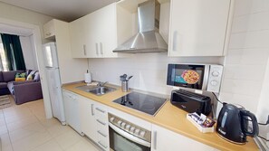 Een koelkast, een microgolfoven, een oven, een vaatwasser