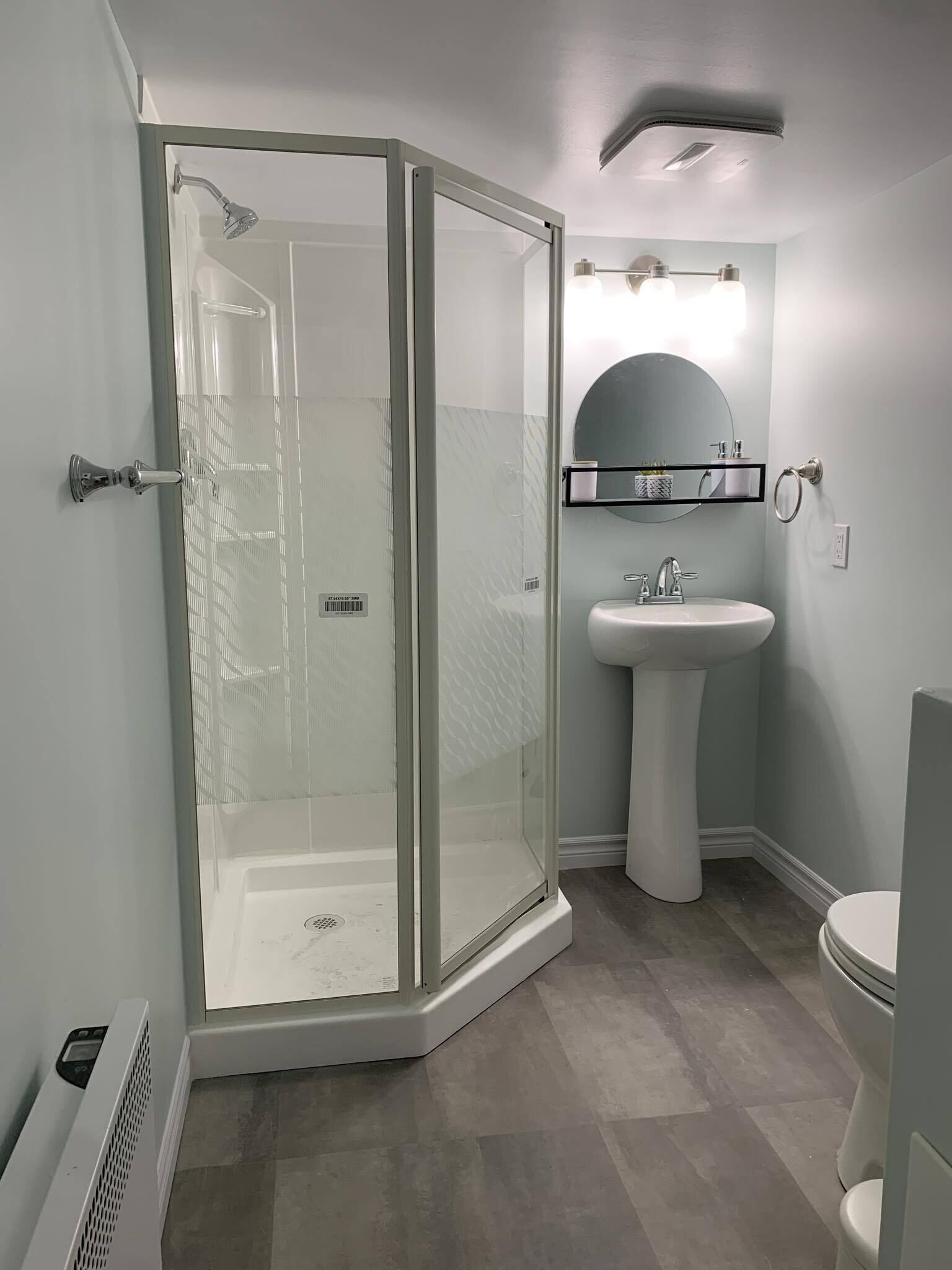 Douche, serviettes fournies, savon, papier toilette