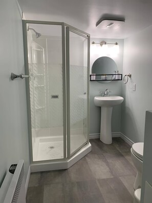 Bruser, håndklæder, Sæbe, Toiletpapir