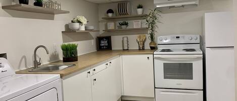 Fridge, oven, stovetop, coffee/tea maker