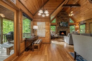 Smart TV, fireplace - Wood Haven Retreat- Blue Ridge GA (Blue Ridge)