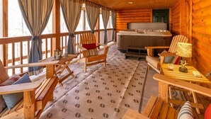 Een gezellig houten interieur met meubels, een jacuzzi en een vloer met een patroon.
