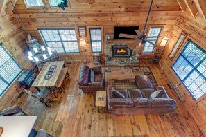 TV, fireplace - Yanasa Retreat- Blue Ridge GA (Cherry Log)