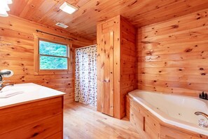 Hair dryer, towels - Hawk's Hideaway- Blue Ridge GA (Mineral Bluff)
