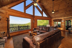 TV, fireplace, video games - Majestic View- Blue Ridge GA (Mineral Bluff)