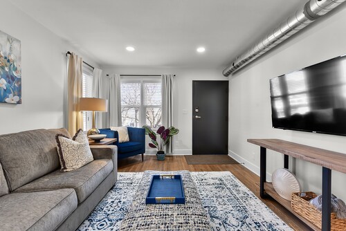 Blue Oasis: Modern 1-Bed Retreat Apt 1