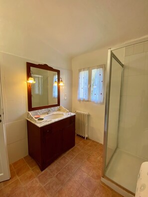 Dusj, hårføner, håndklær og såpe