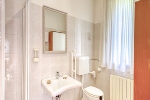 Shower, hair dryer, bidet, towels - San Salvatore - B&B San Rocco (Capo di Ponte)