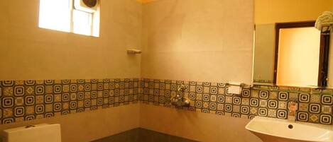 Un baño pequeño con inodoro, lavamanos y ventana.