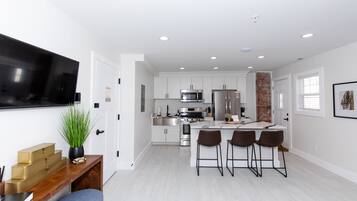 Een koelkast, een magnetron, een oven, een kookplaat