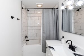 Hair dryer, towels - Brand New Modern Condo near Cedar Point (Sandusky)