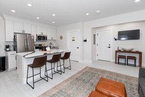 冷蔵庫、電子レンジ、オーブン、コンロ