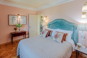 5 bedrooms, iron/ironing board, internet, bed sheets
