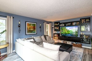 TV, DVD player - 5 Montserrat Lane. HDTV, WIFI - Beautifully remodeled home just minutes from the (Hot Springs)