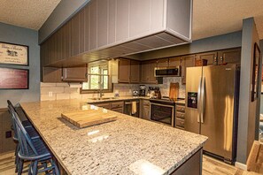 Fridge, microwave, oven, stovetop - 5 Montserrat Lane. HDTV, WIFI - Beautifully remodeled home just minutes from the (Hot Springs)