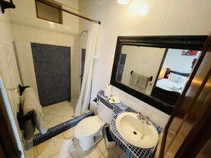 Shower, towels, soap - Poseidon Party Hotel In Downtown (Jacó)