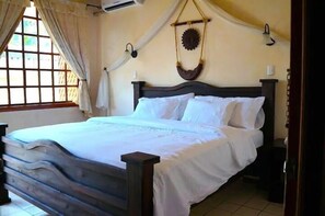 Traditionele kamer | Pillowtop-bedden, een kluis op de kamer, individueel gedecoreerd