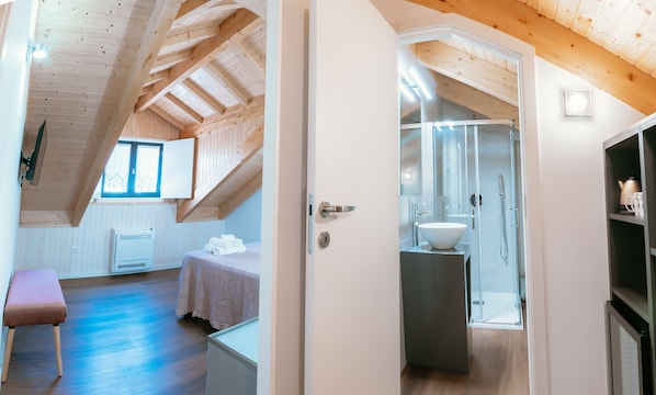 Design kamer | Een minibar, individueel gedecoreerd, een bureau, een laptopwerkplek