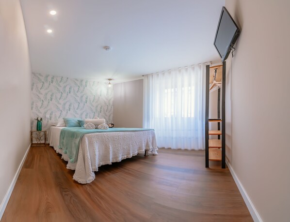 Minibar, decoración personalizada y escritorio 