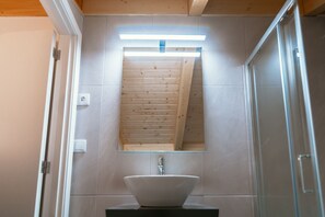 Ducha, artículos de tocador gratuitos, secador de pelo, toallas