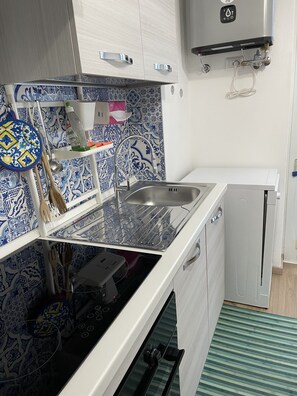 Réfrigérateur, un four, surface de cuisson, lave-vaisselle