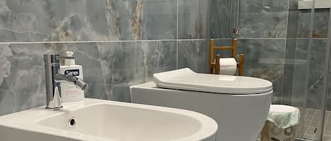 Dusche, umweltfreundliche Kosmetikartikel, Haartrockner, Bidet