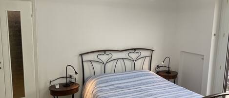 2 bedrooms, WiFi (free), bed sheets