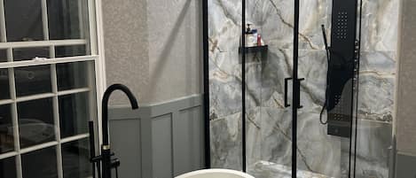 Douche, sĂšche-cheveux, bidet, serviettes fournies