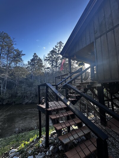 Creek-side getaway, big deck, easy access to the city while being off the grid!
